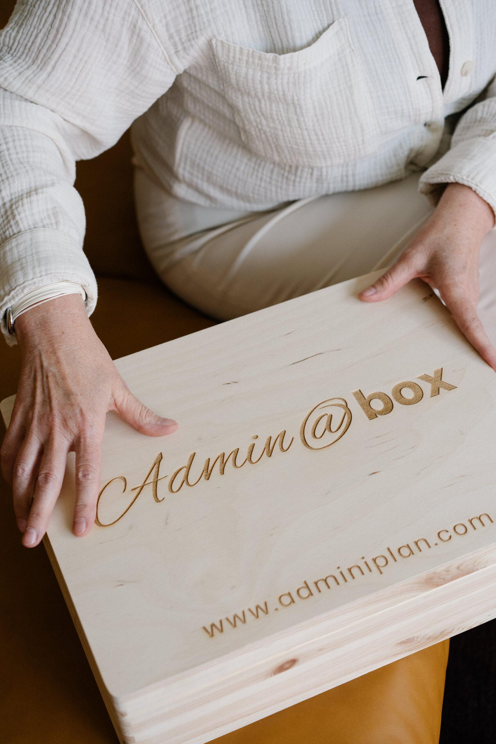 admin@box, houten box, gegraveerd, graveren, adminiplan
